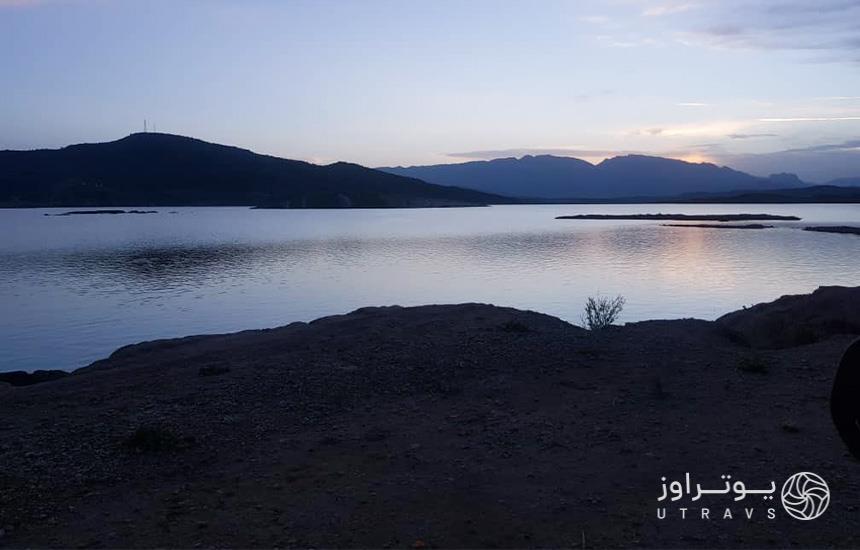 دریاچه تنگاب از جاهای دیدنی اطراف شیراز در بهار